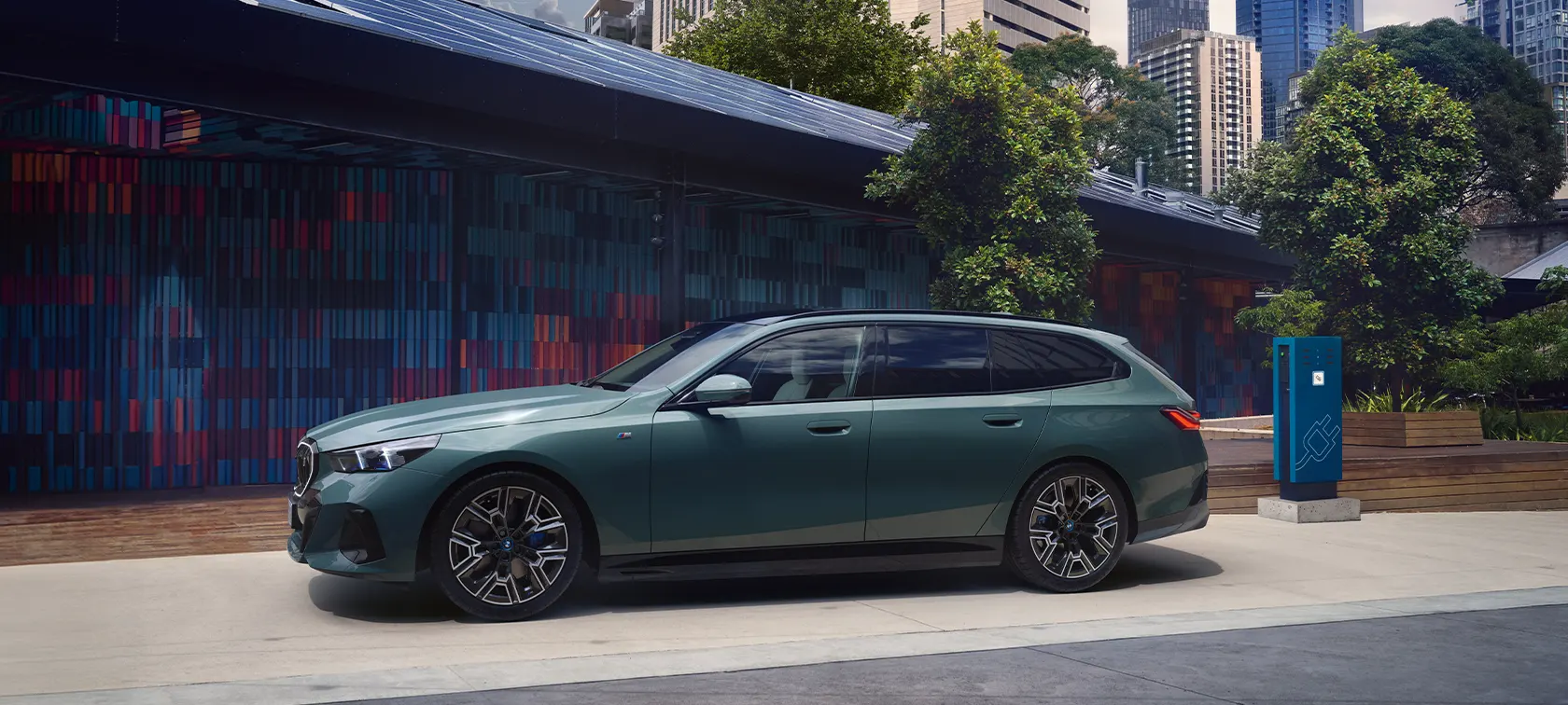 THE NEW i5 TOURING. 100% ELEKTRISCH. JETZT BEI UNS. mobilforum GmbH.