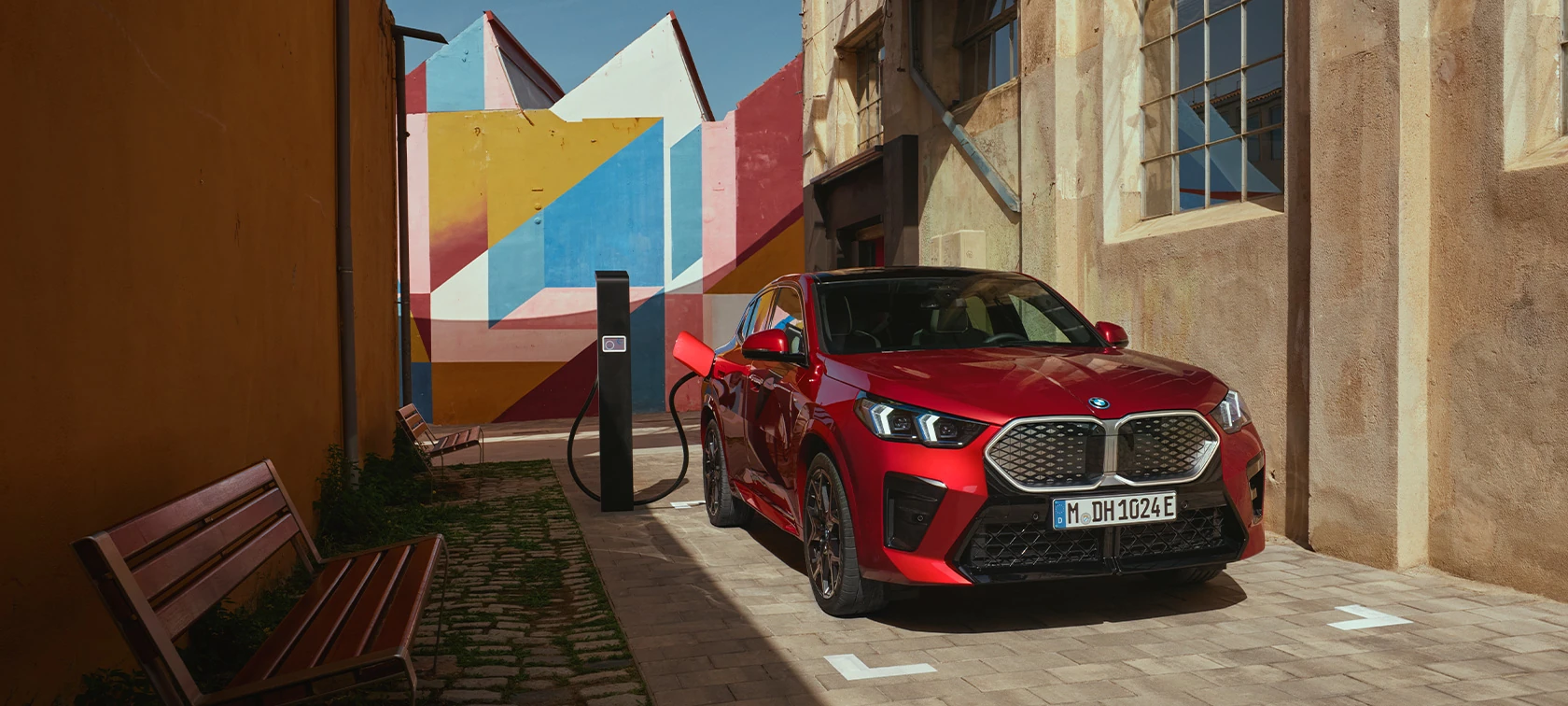 Der vollelektrische BMW iX2 xDrive30 sorgt mit seiner SUV-Coupé-Silhouette und der BMW Niere Iconic Glow für einen markanten Auftritt.