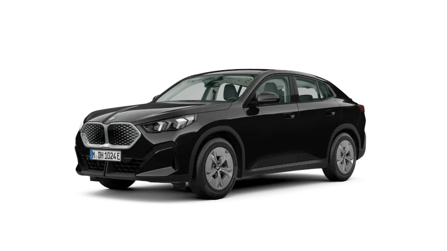 Der vollelektrische BMW iX2 xDrive30 sorgt mit seiner SUV-Coupé-Silhouette und der BMW Niere Iconic Glow für einen markanten Auftritt.